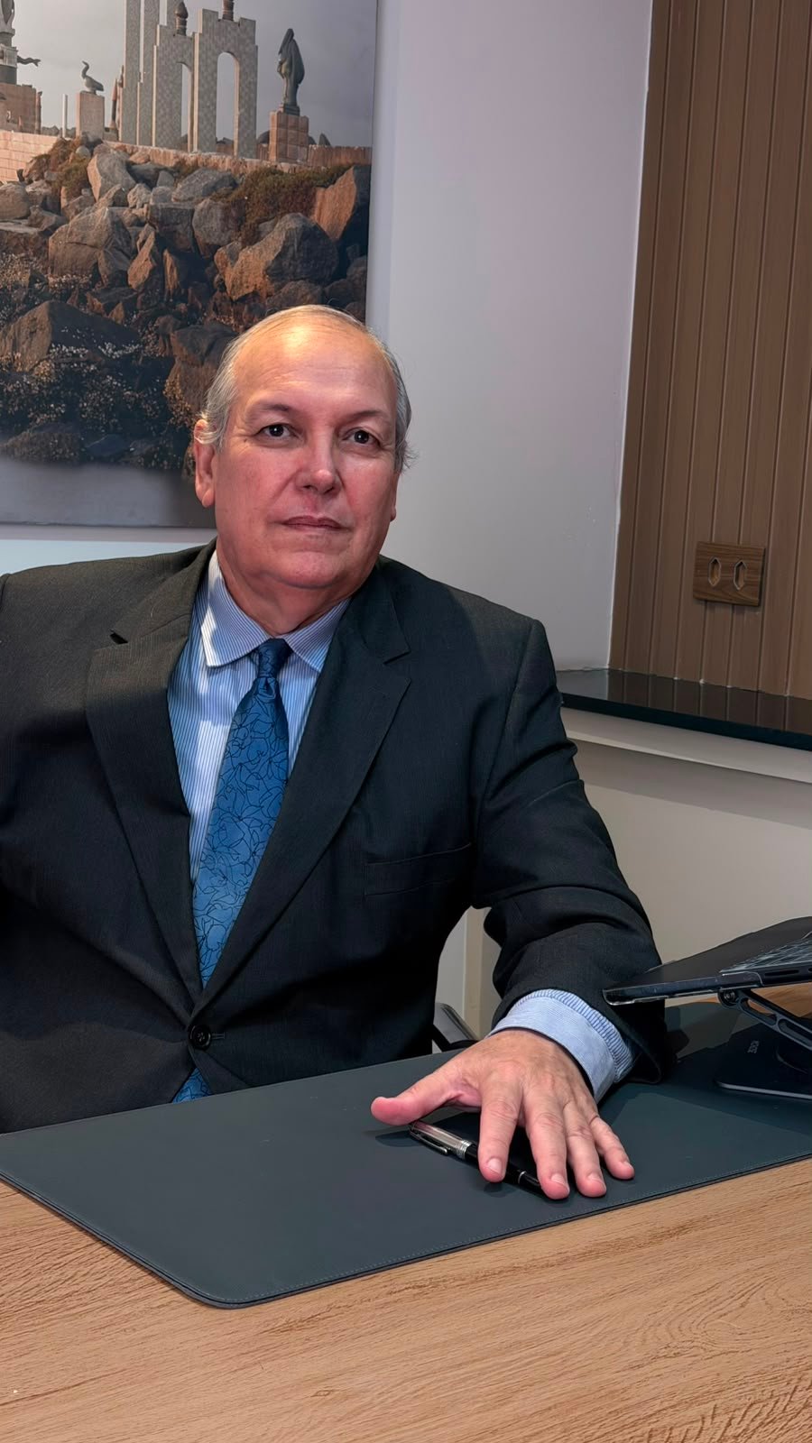 Dr. Carlos Monteiro no escritório